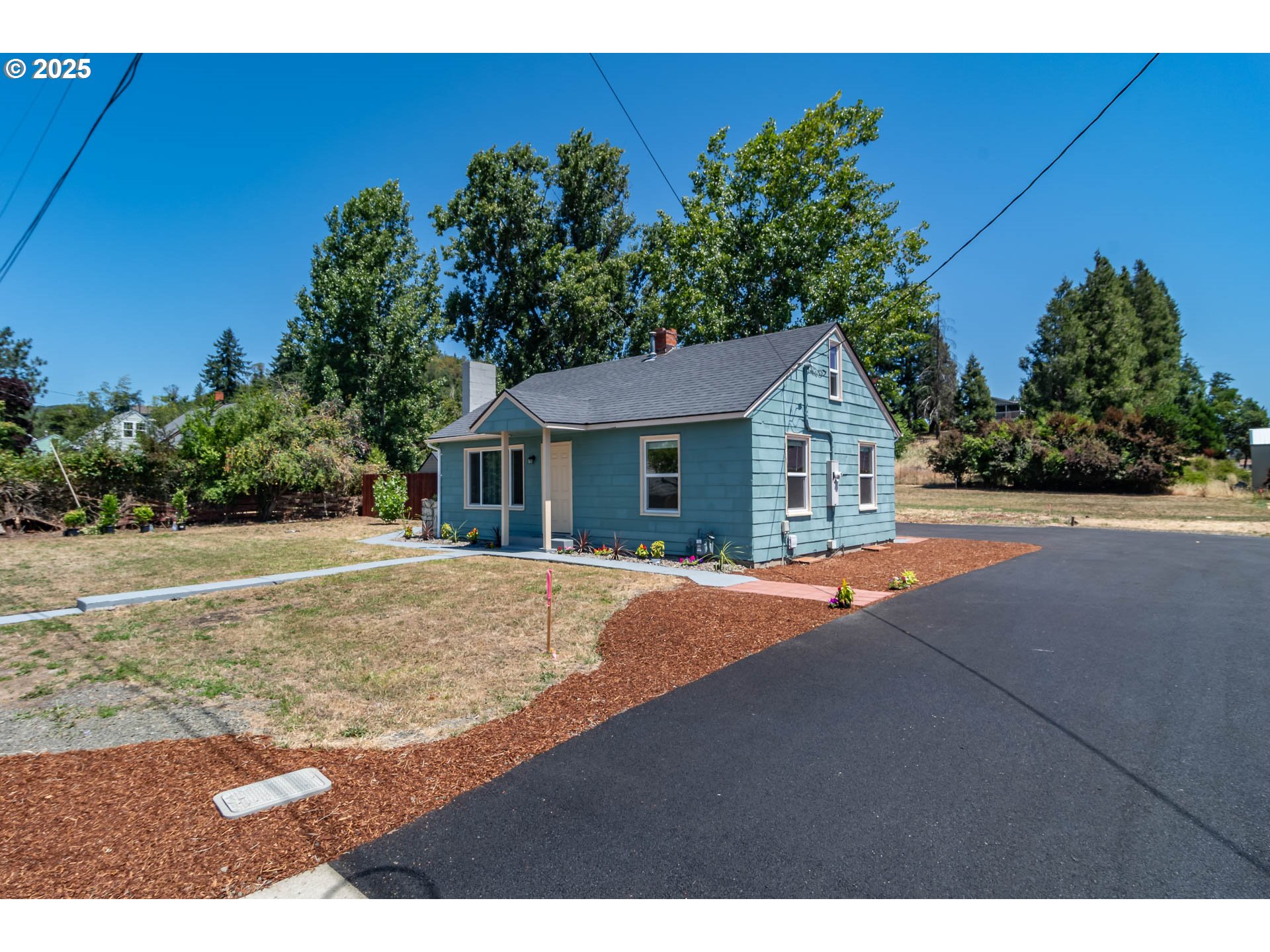 335 NE CUMMINS ST