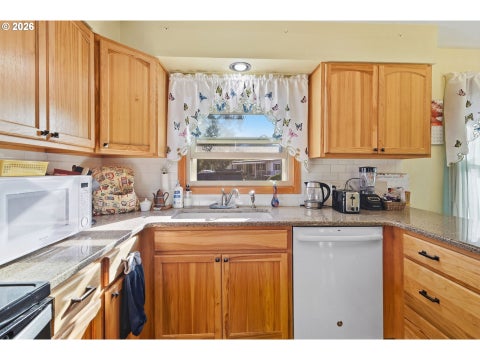 Tiny photo for 76306 Jasper Dr, Oakridge, OR 97463 (MLS # 175487498)