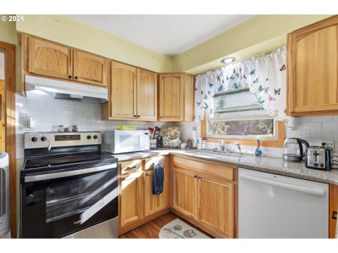 Tiny photo for 76306 Jasper Dr, Oakridge, OR 97463 (MLS # 175487498)