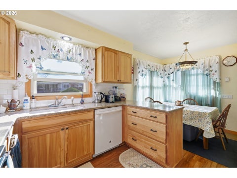 Tiny photo for 76306 Jasper Dr, Oakridge, OR 97463 (MLS # 175487498)