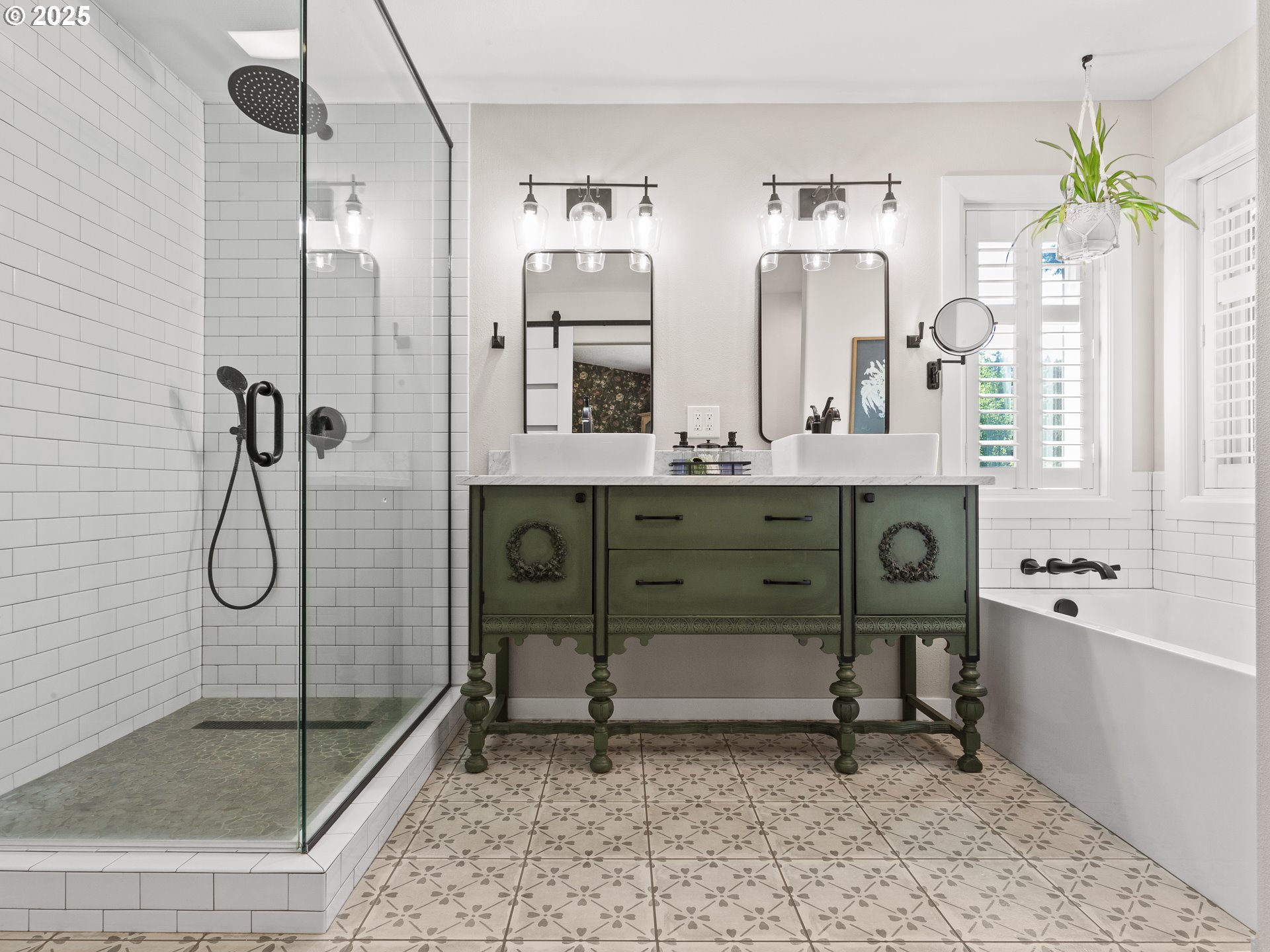 Vancouver, Washington 98686, United States, 4 Bedrooms Bedrooms, ,3 BathroomsBathrooms,Residential,Pending,215942