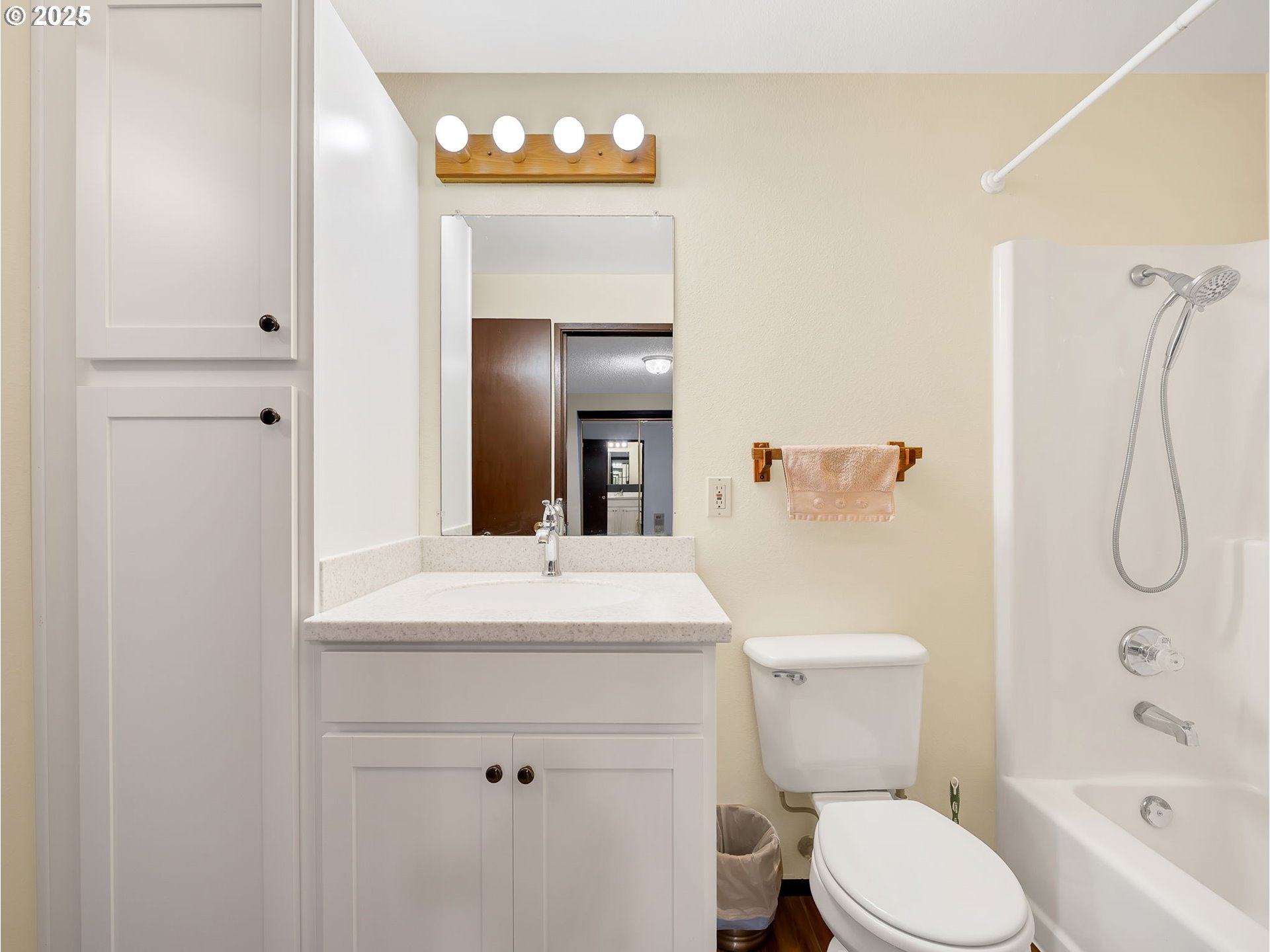 Portland, Oregon 97236, United States, 3 Bedrooms Bedrooms, ,1 BathroomBathrooms,Residential,Active,254249