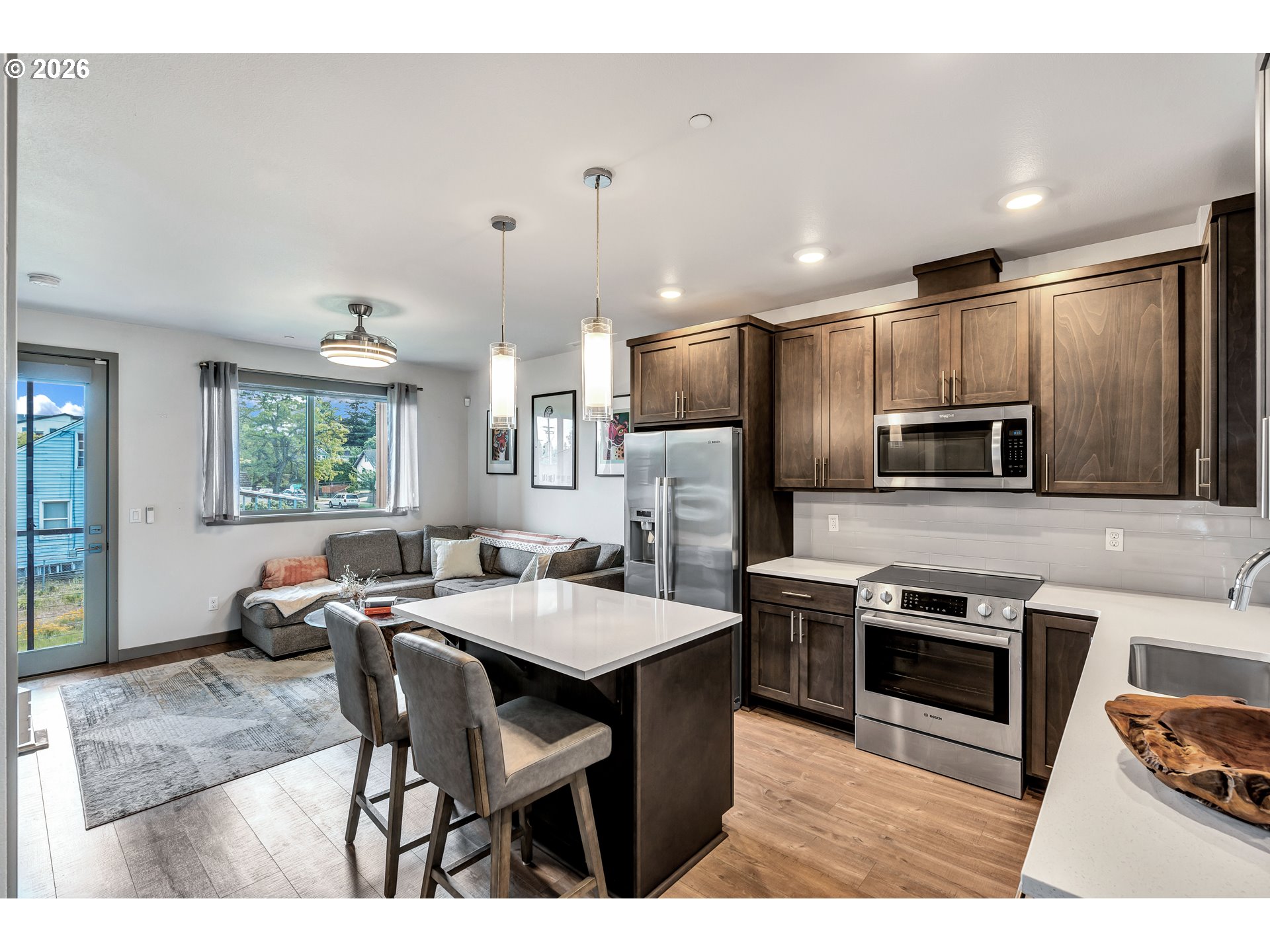 6822 N GREENWICH AVE 205