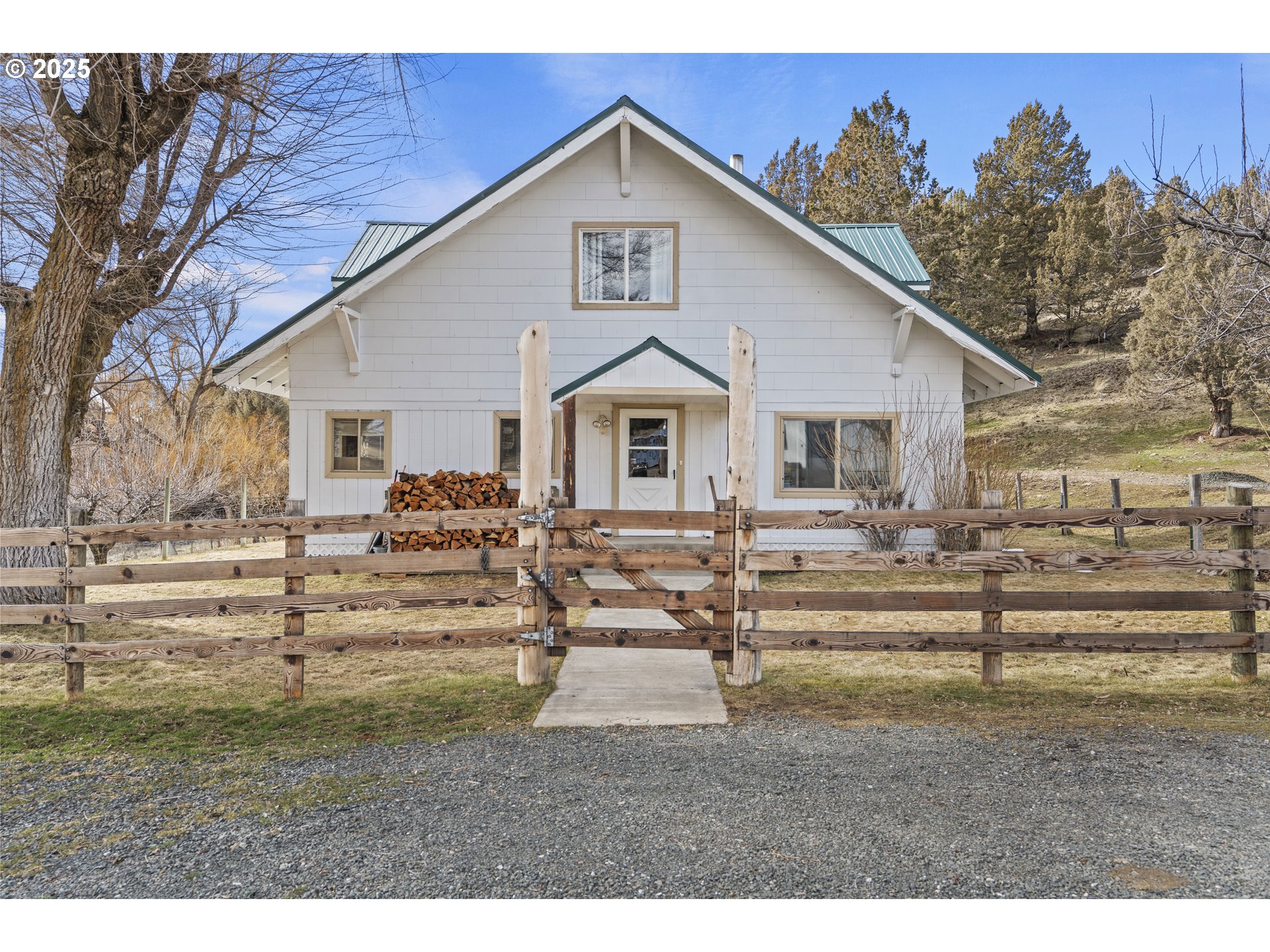 38932 HWY 395