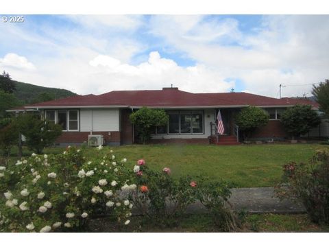438 E 4th Ave, Riddle, OR 97469 - MLS#: 556037064