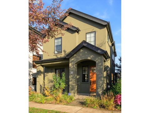 2961 LORD BYRON PL Eugene OR 97408