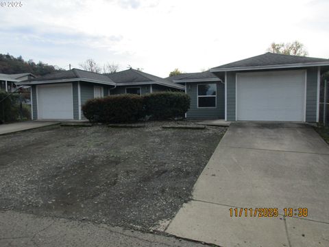 141/143 FAIRACRES LN Roseburg OR 97470
