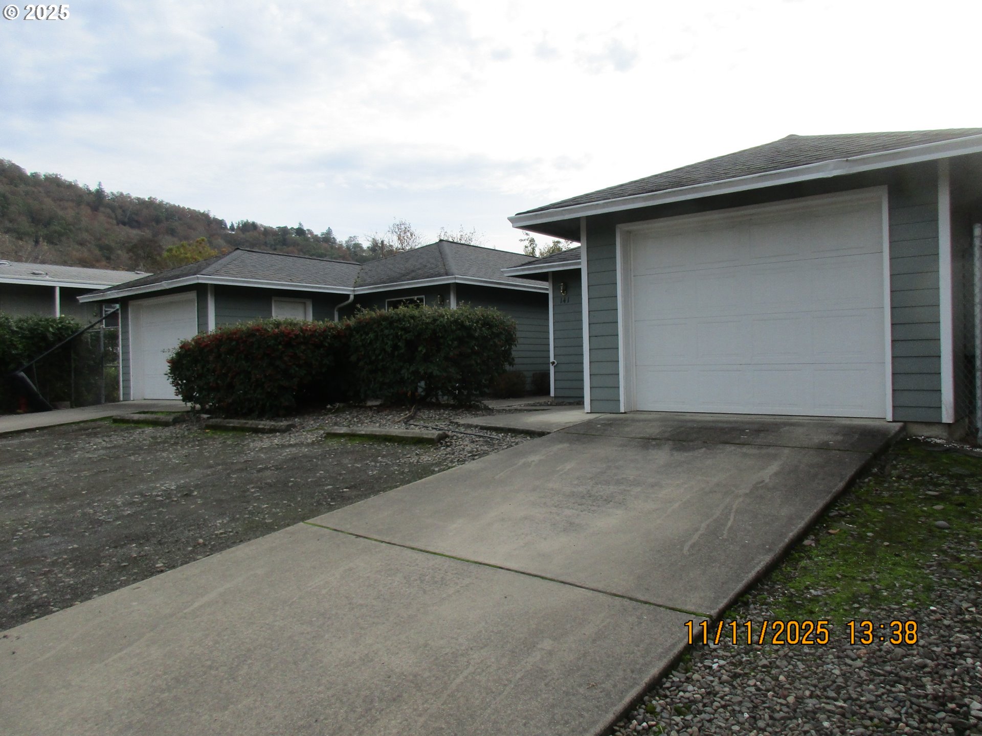 141/143 FAIRACRES LN