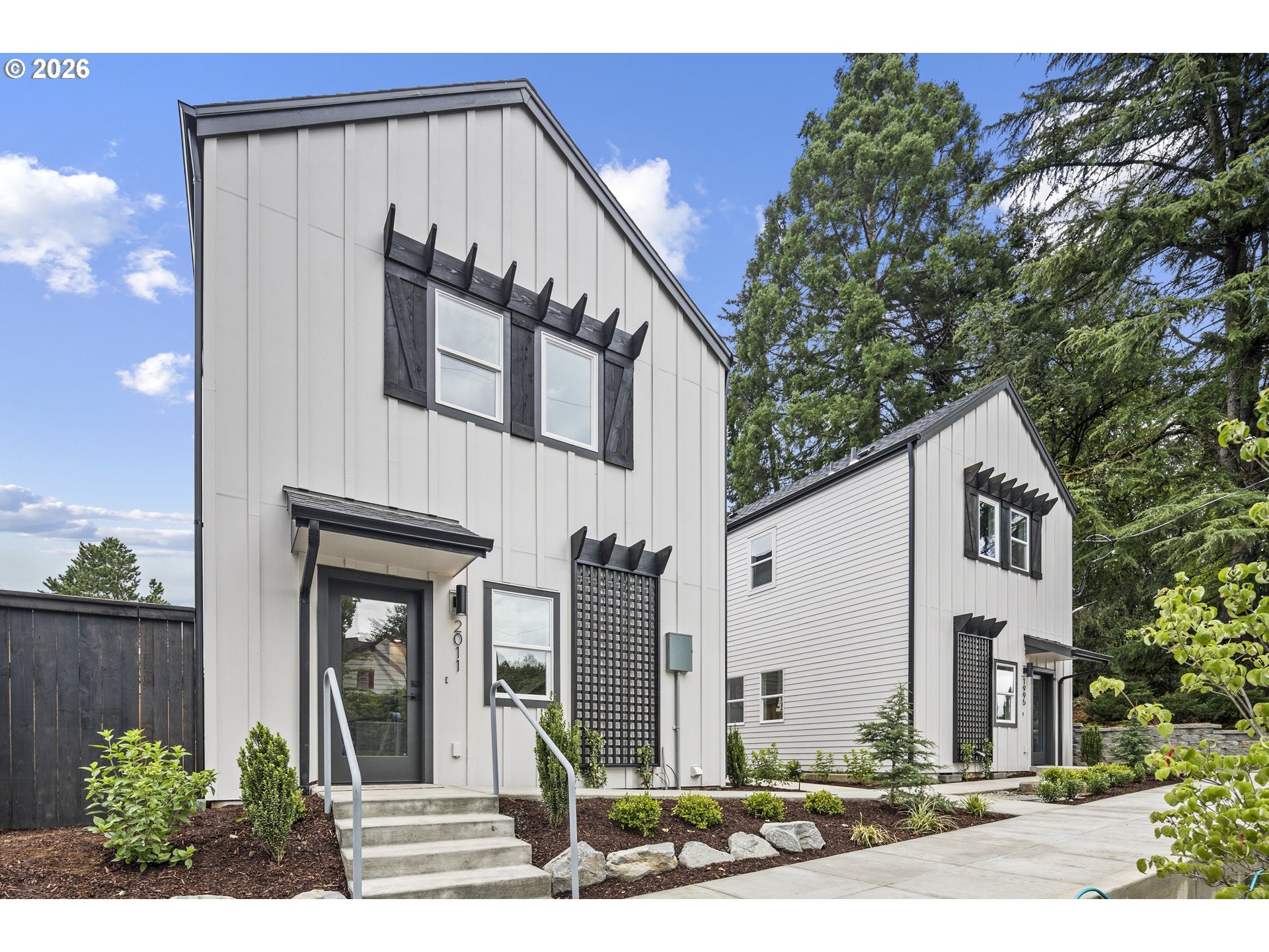 2011 SW MOSS ST — 2 bed 3 bath Single Family Residence