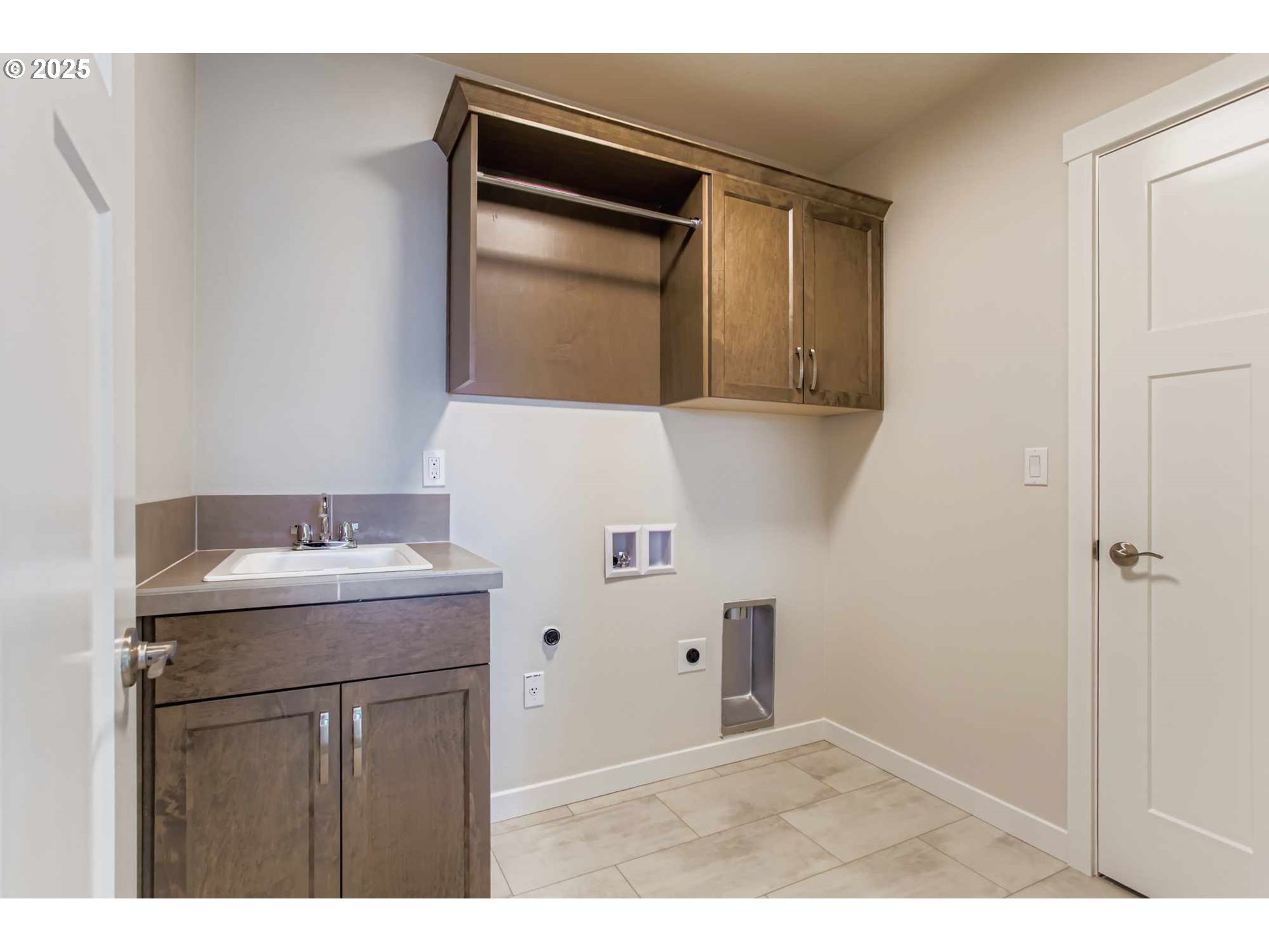 Beaverton, Oregon 97007, United States, 5 Bedrooms Bedrooms, ,4 BathroomsBathrooms,Residential,Active,140405