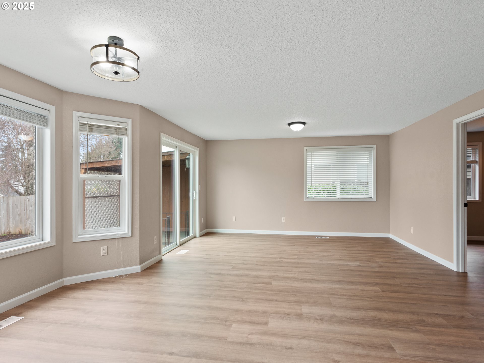 Vancouver, Washington 98662, United States, 4 Bedrooms Bedrooms, ,3 BathroomsBathrooms,Residential,Pending,1170