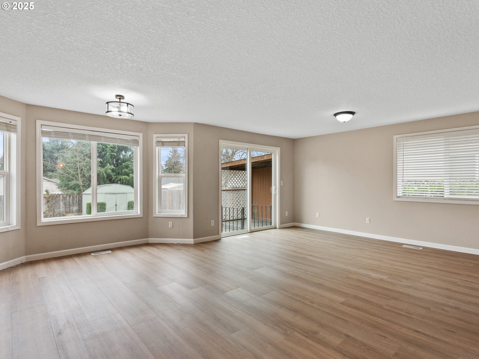 Vancouver, Washington 98662, United States, 4 Bedrooms Bedrooms, ,3 BathroomsBathrooms,Residential,Pending,1170