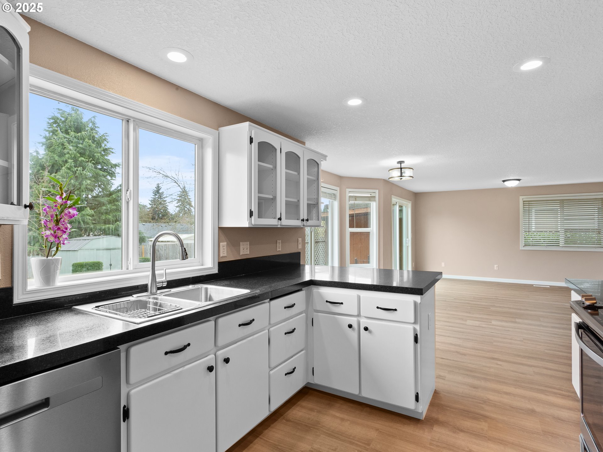 Vancouver, Washington 98662, United States, 4 Bedrooms Bedrooms, ,3 BathroomsBathrooms,Residential,Pending,1170