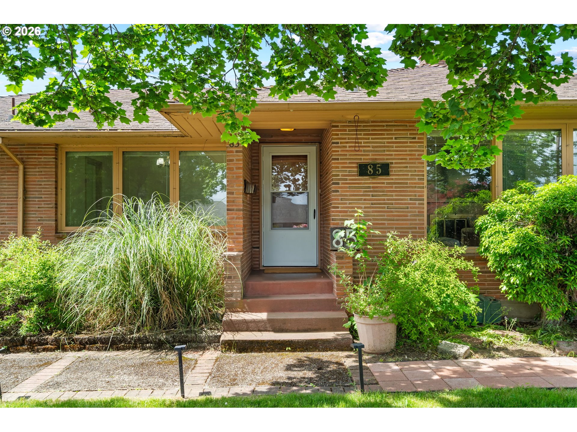 85 NW SLERET AVE