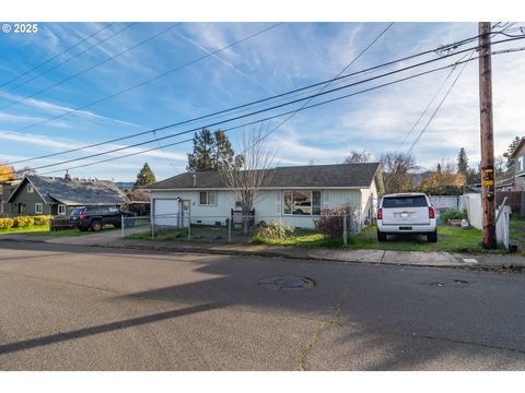 Photo of 1785 NW Grove St, Roseburg, OR 97471 (MLS # 439982111)