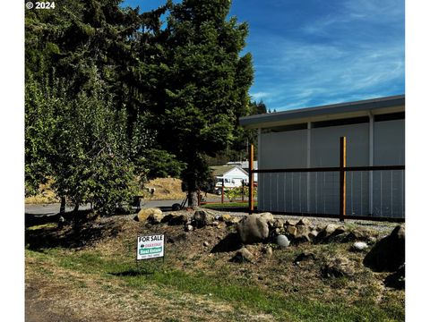 A home in Oakridge