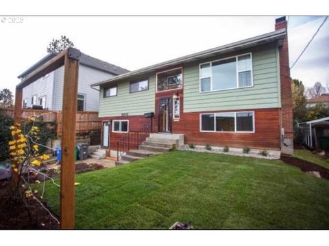 8325 SW TERWILLIGER BLVD Portland OR 97219