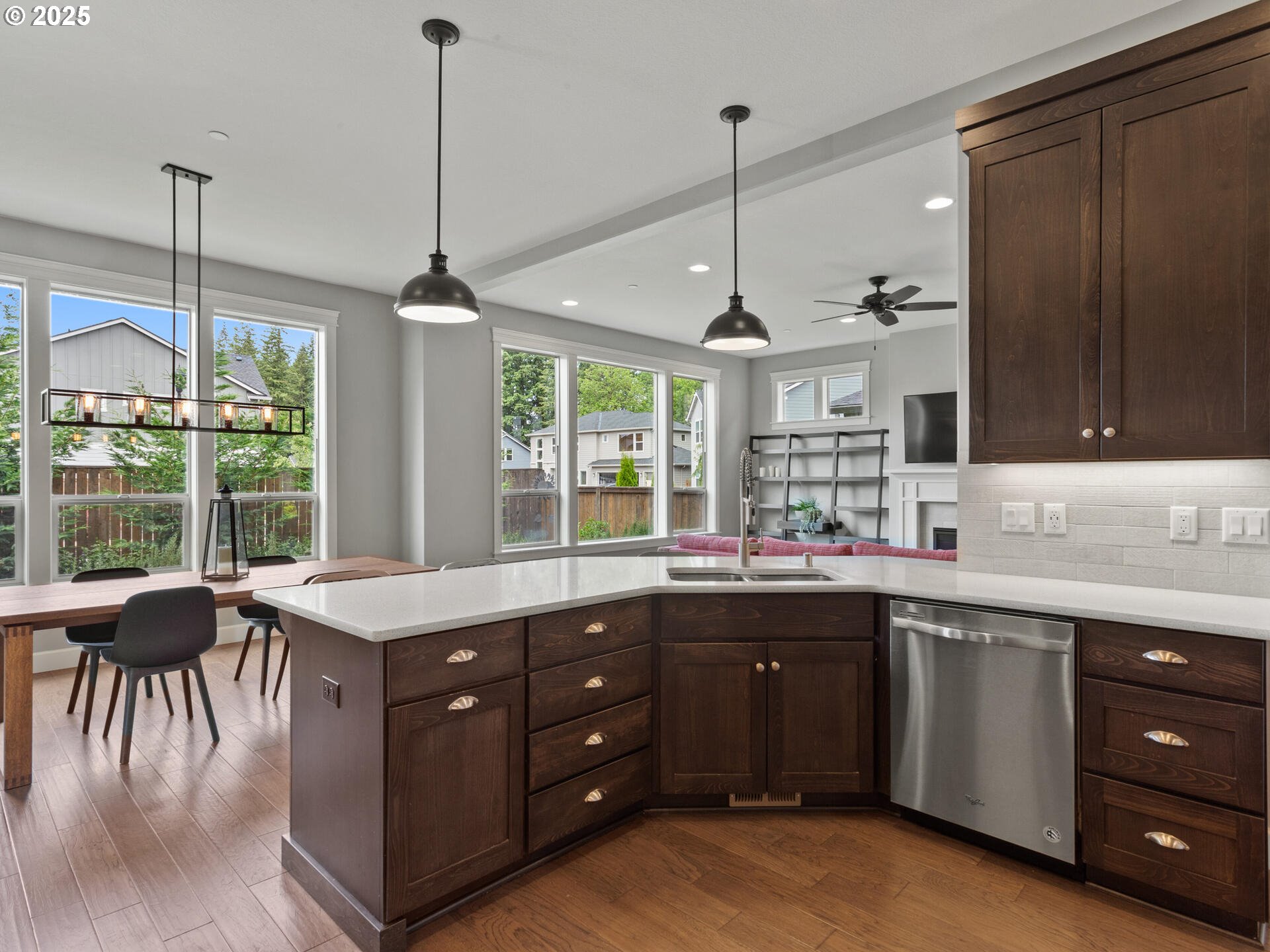 Camas, Washington 98607, United States, 6 Bedrooms Bedrooms, ,3 BathroomsBathrooms,Residential,Pending,139384