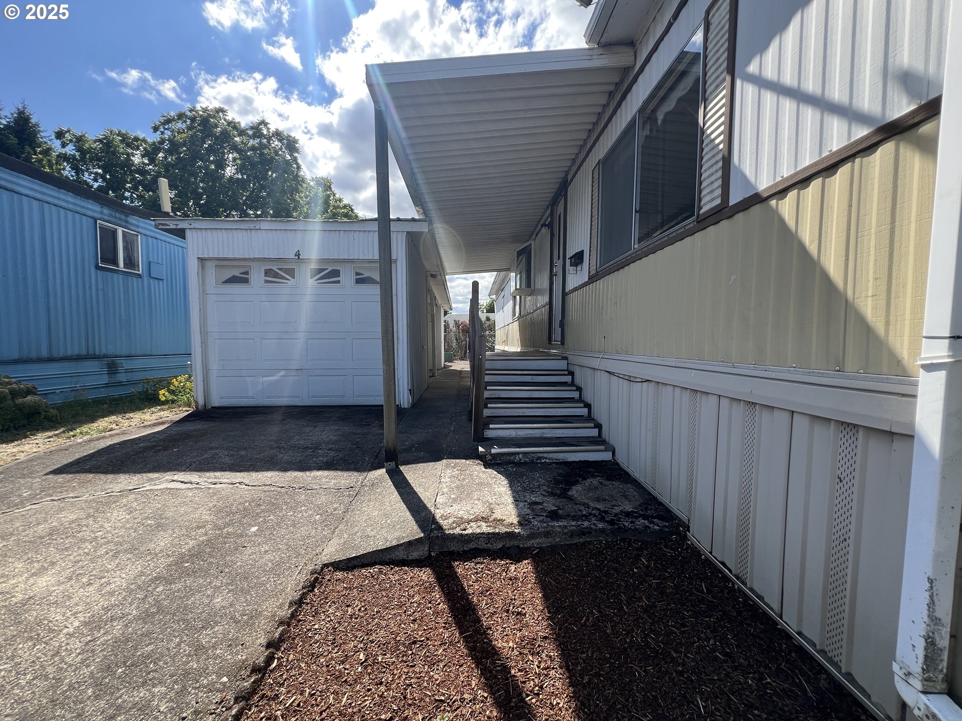 612 N CASCADE DR