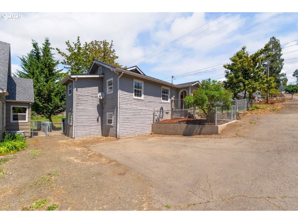 1235 SE BOOTH AVE