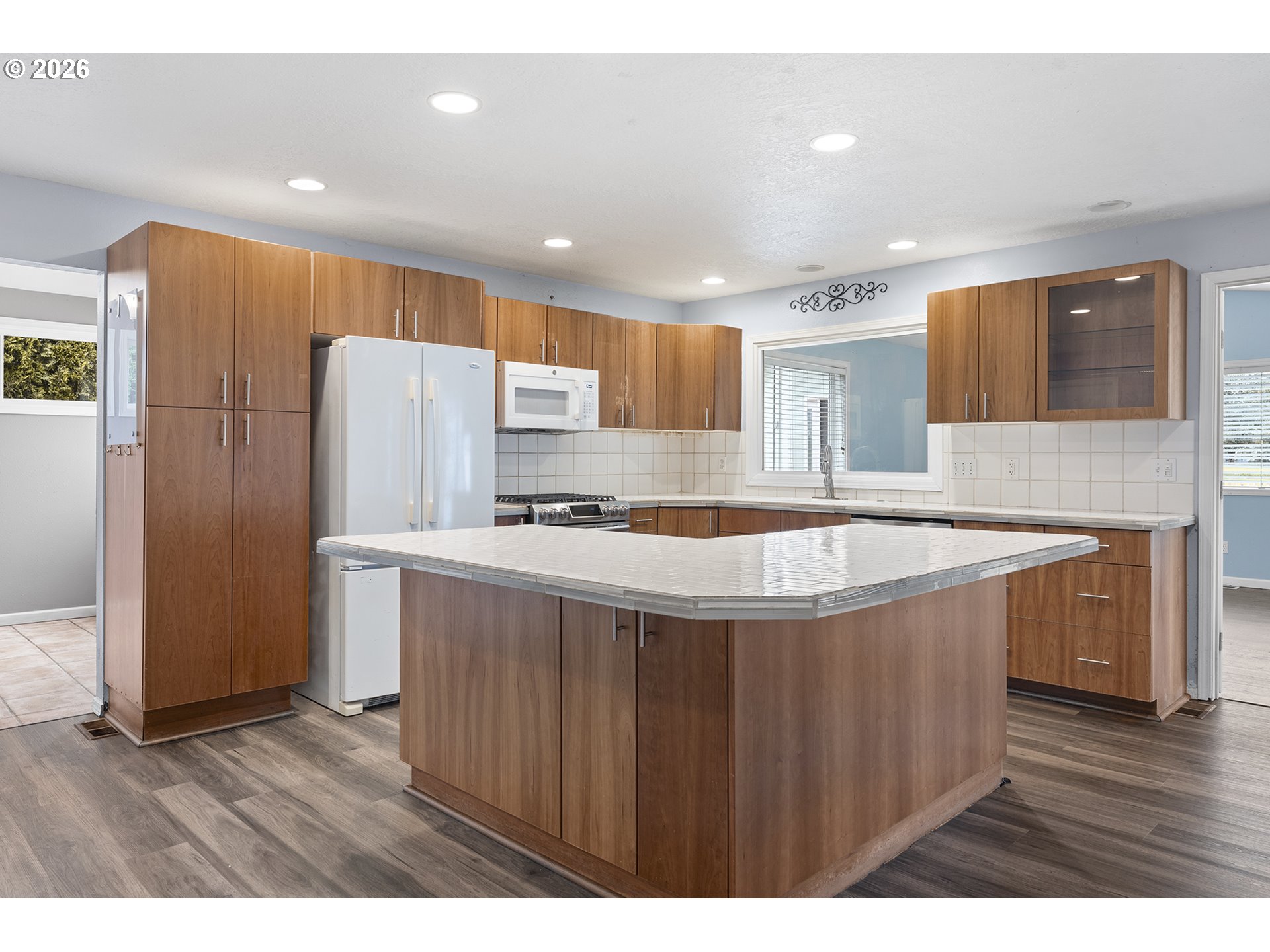 1275 NE COUNTRY CLUB AVE