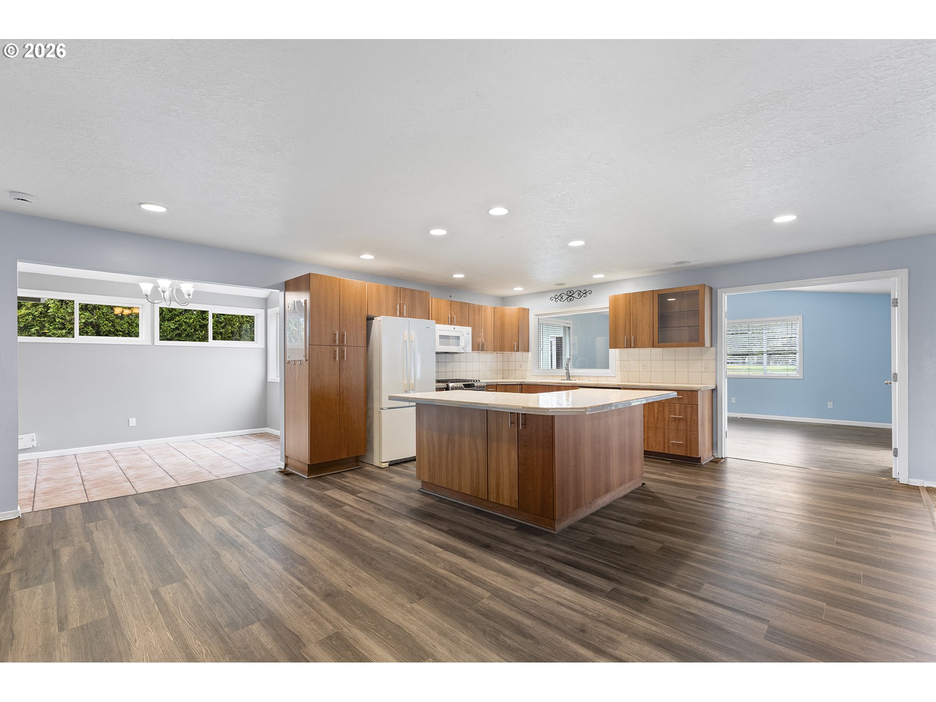 1275 NE COUNTRY CLUB AVE