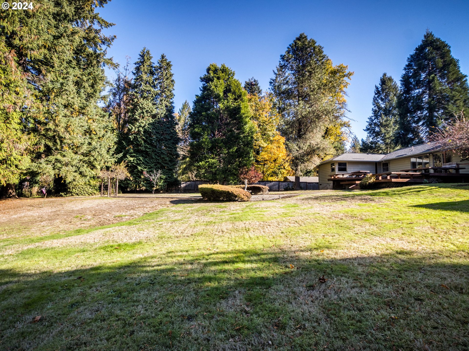 3893 CEDAROAK DR