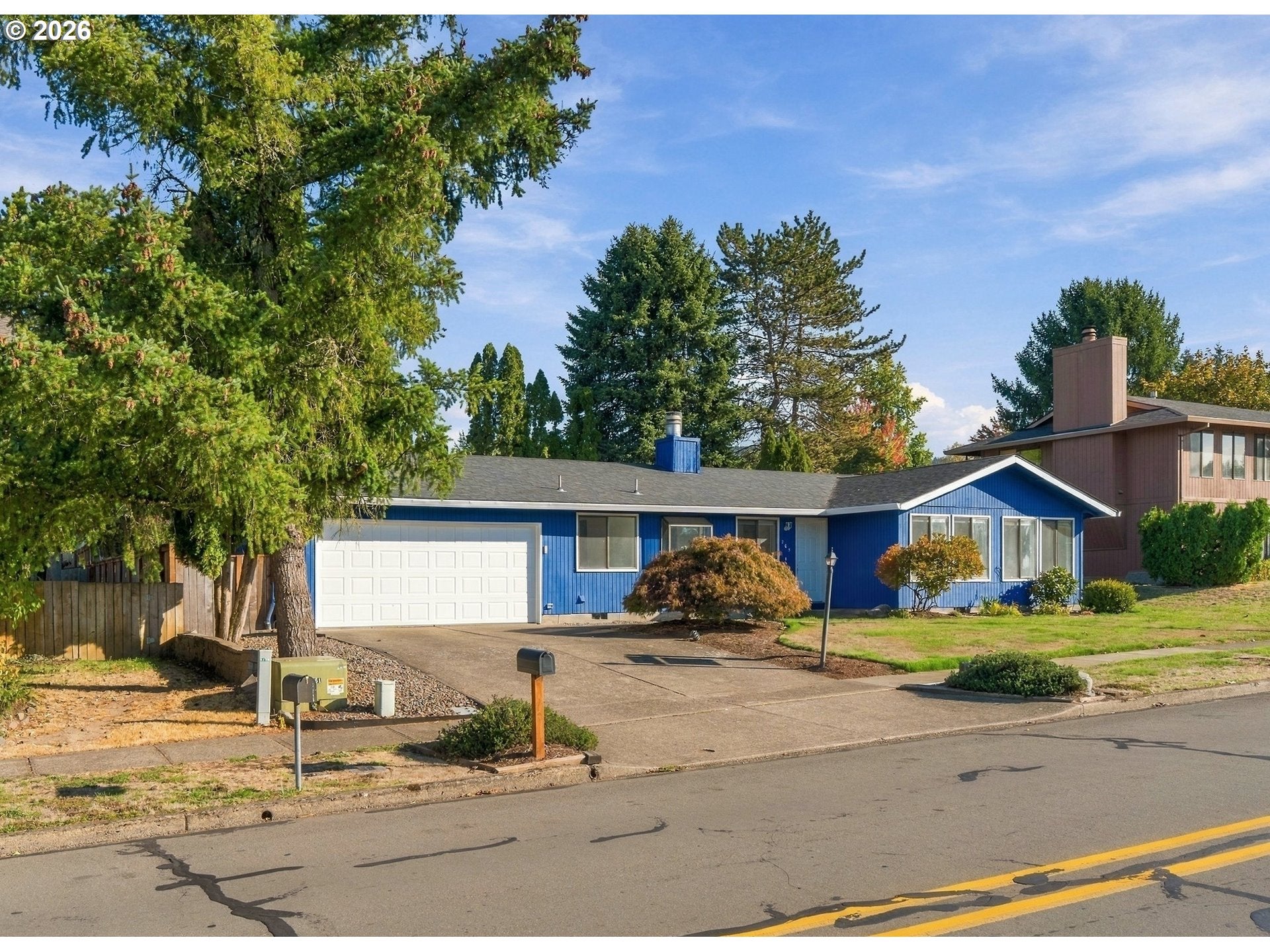 205 E FOOTHILLS DR