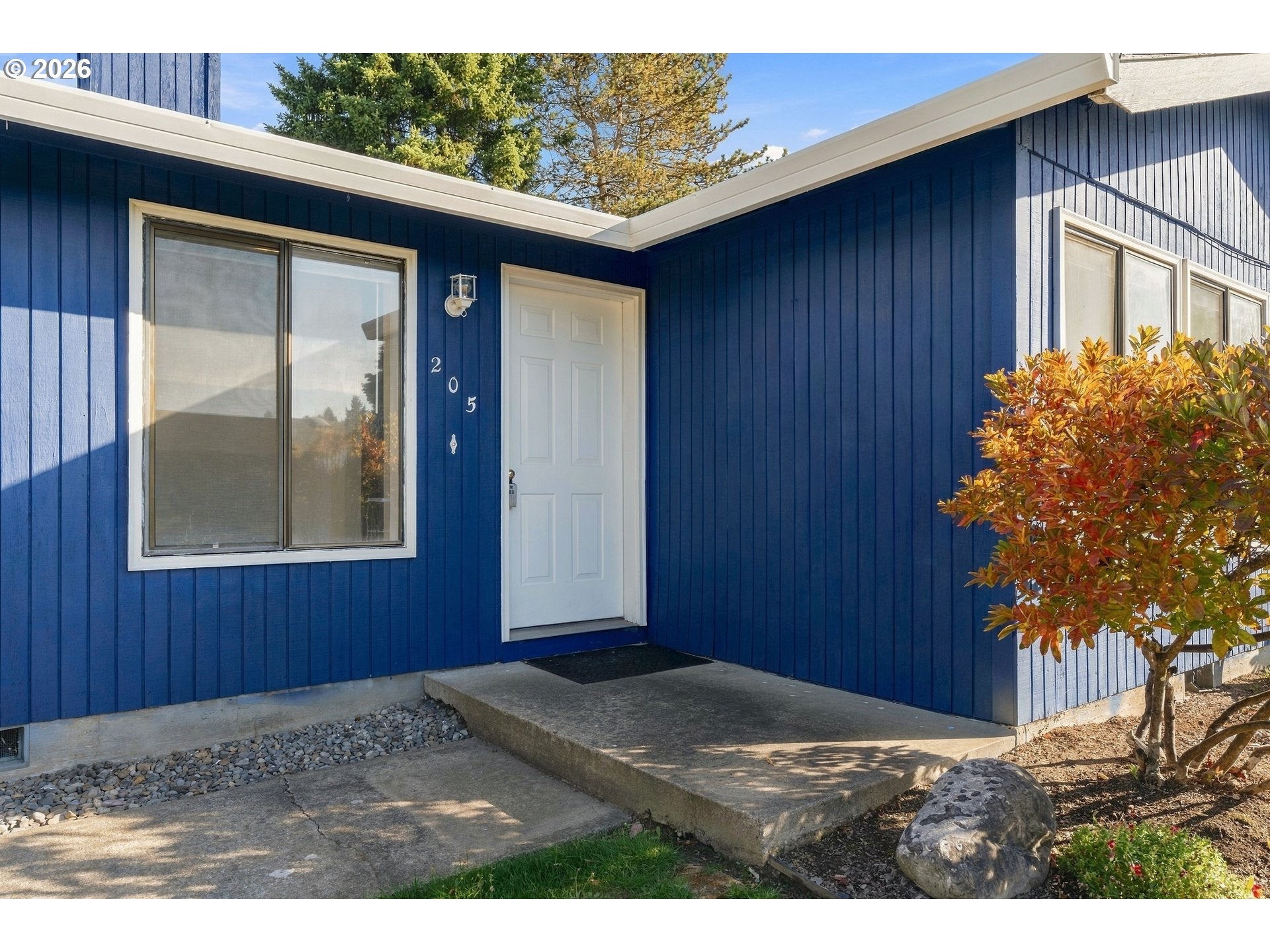 205 E FOOTHILLS DR