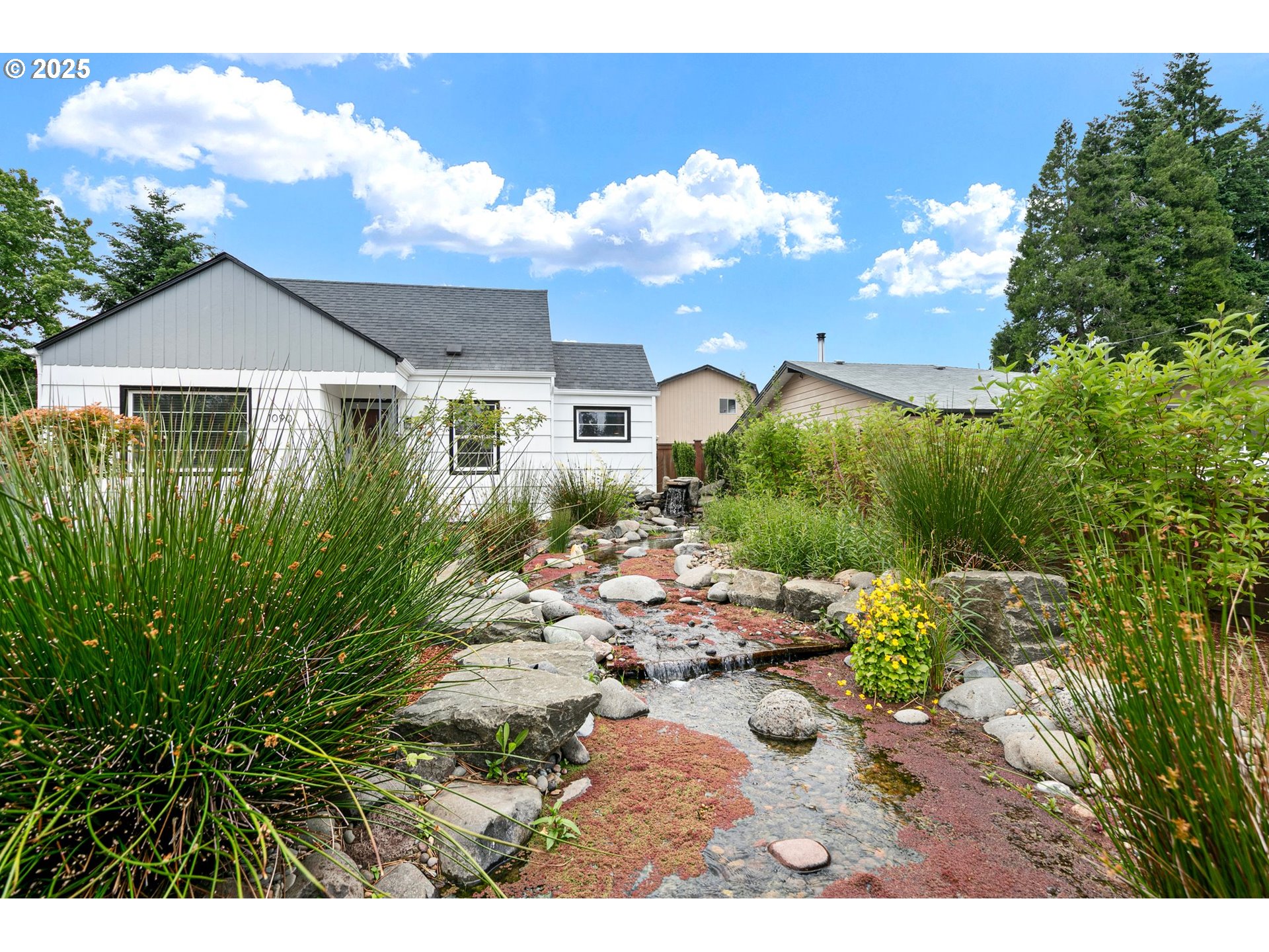 1090 MAPLE DR