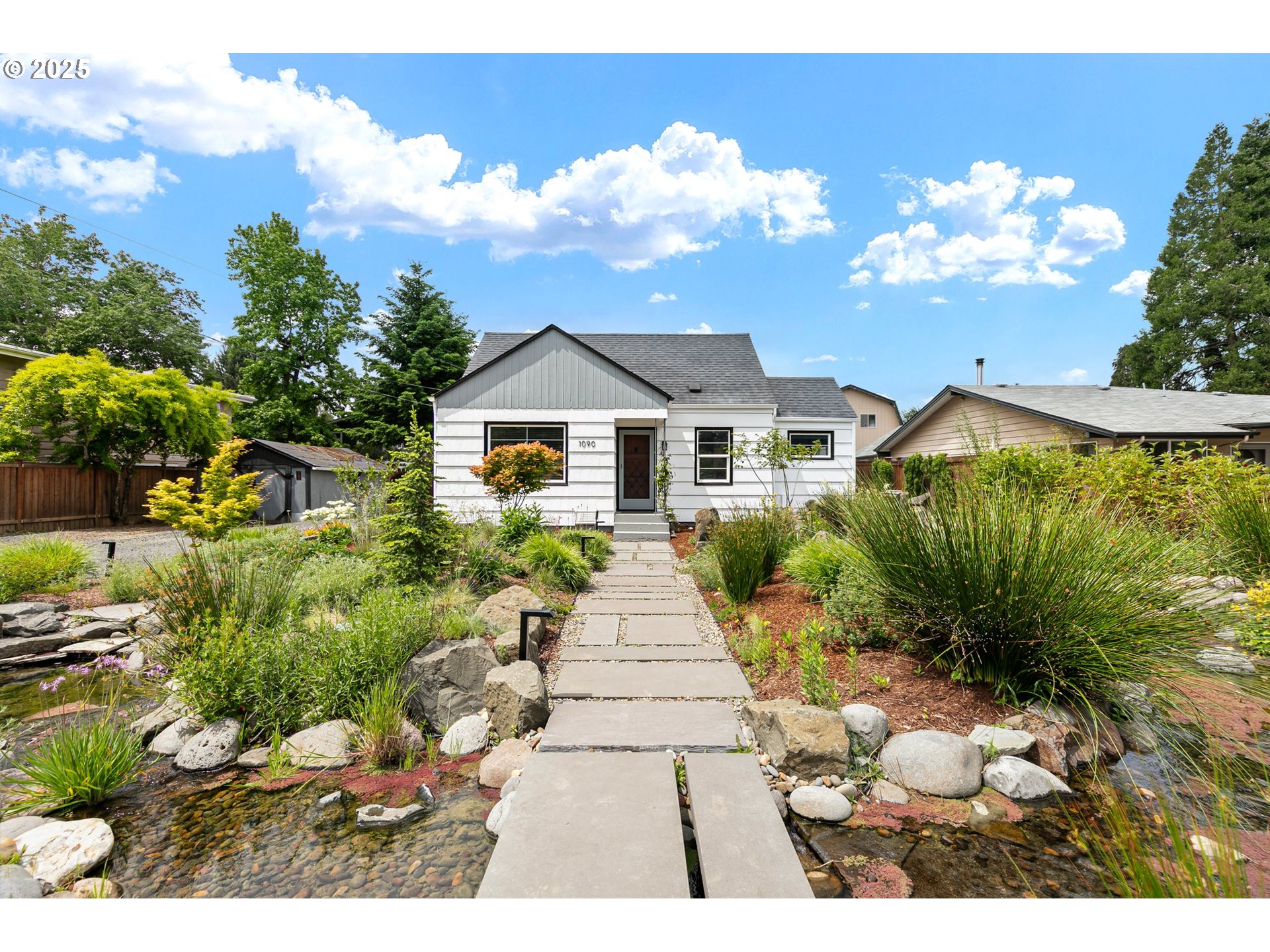 1090 MAPLE DR