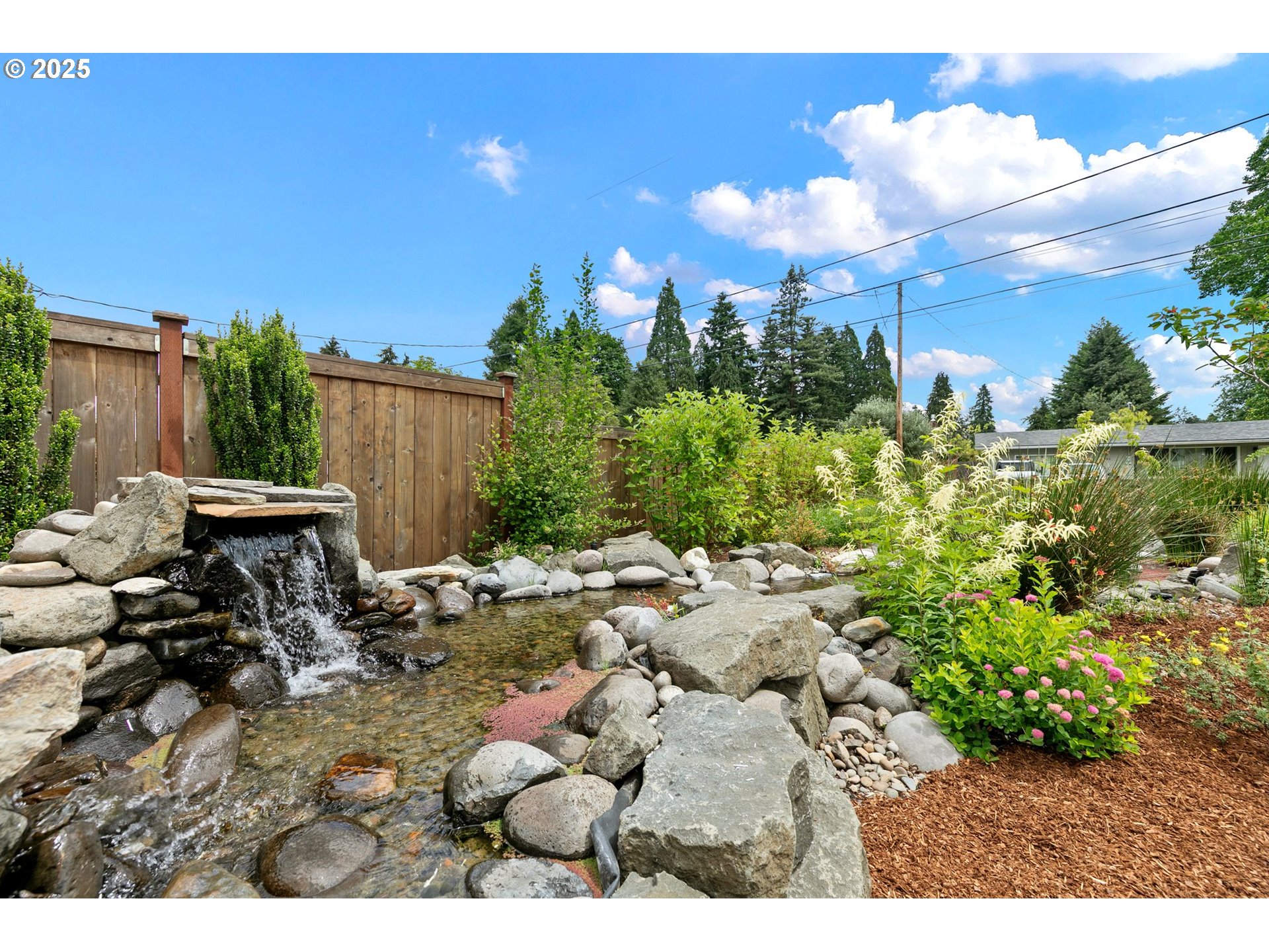 1090 MAPLE DR