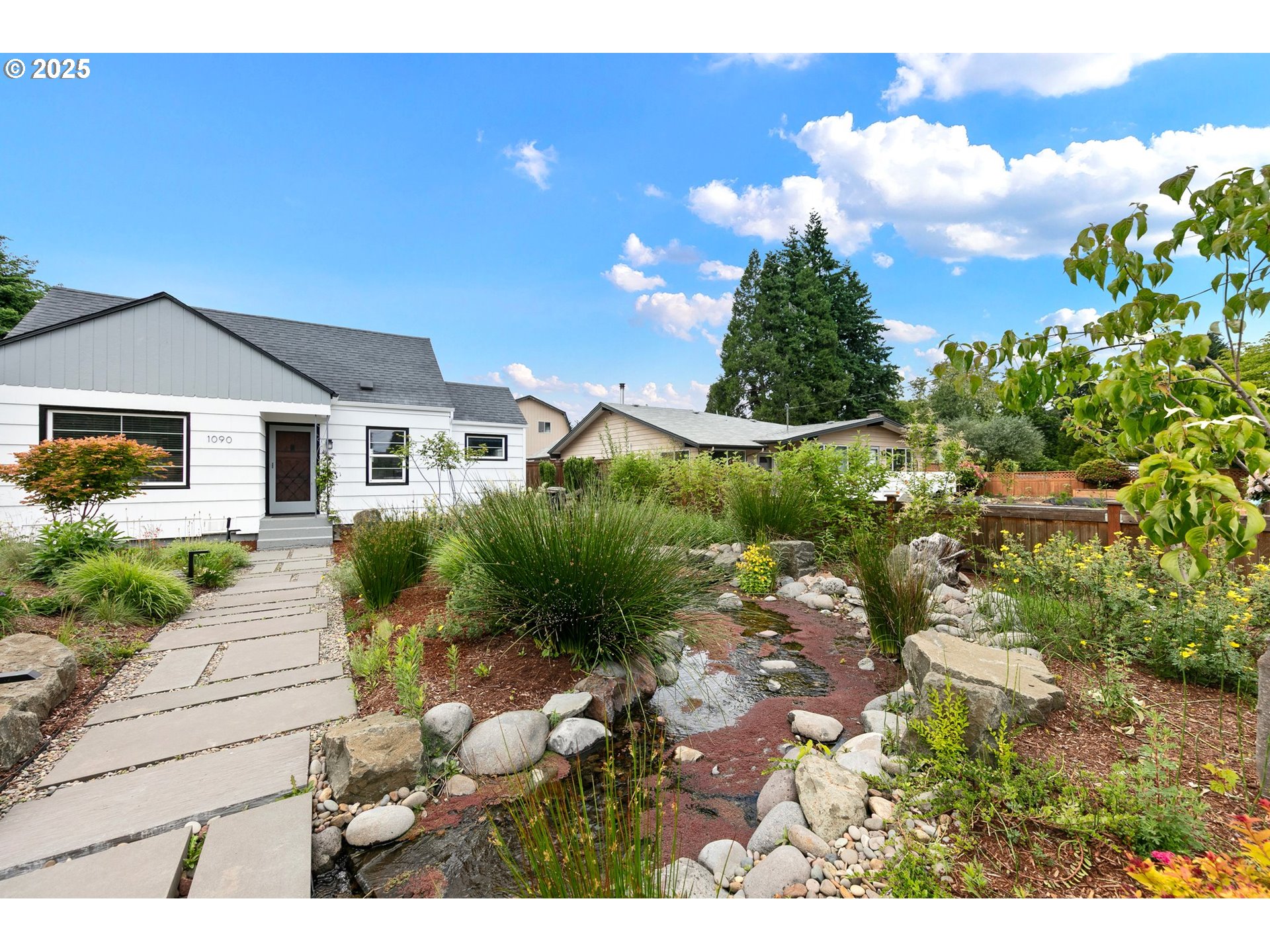 1090 MAPLE DR