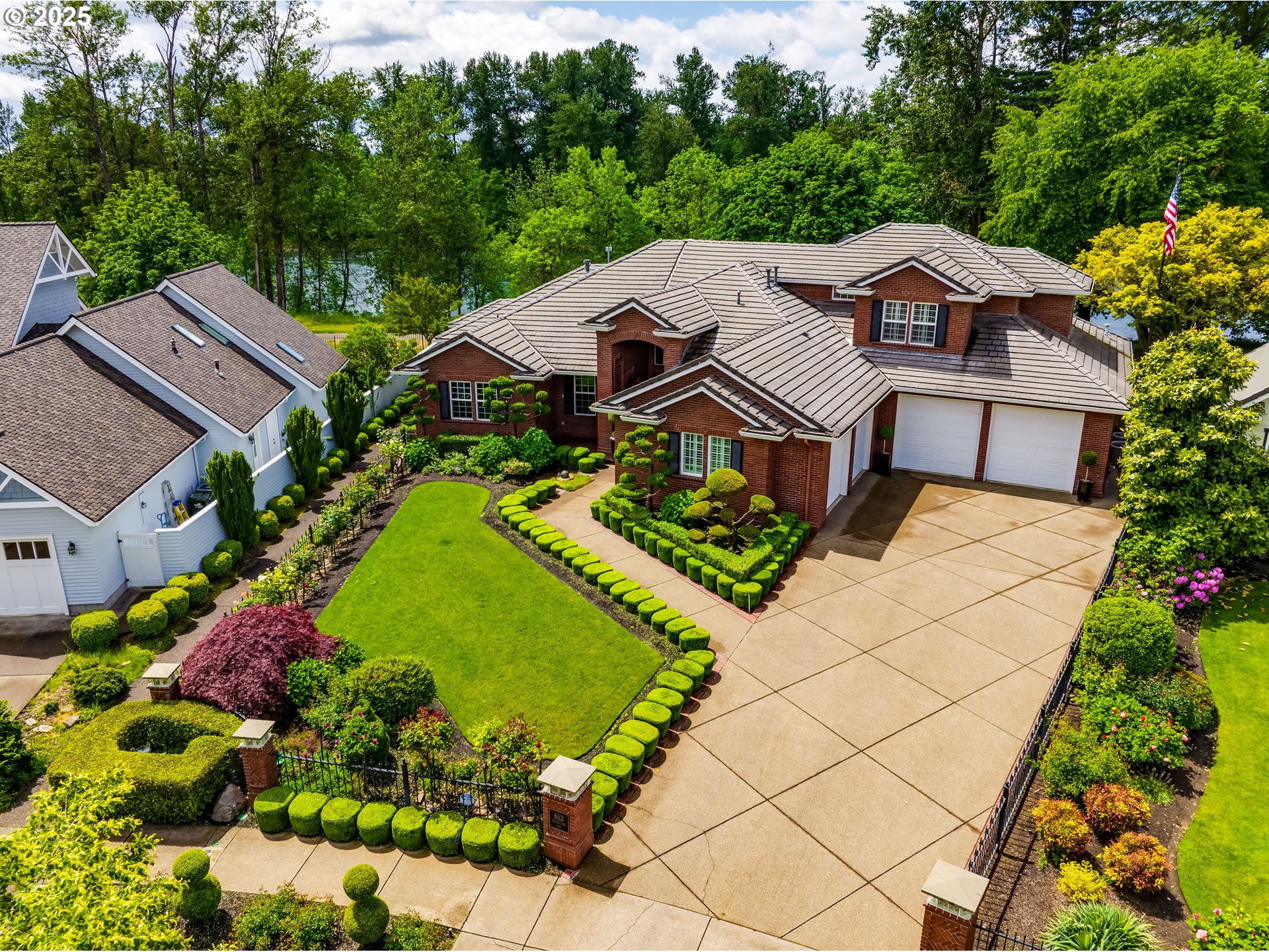 613 SHORELINE WAY