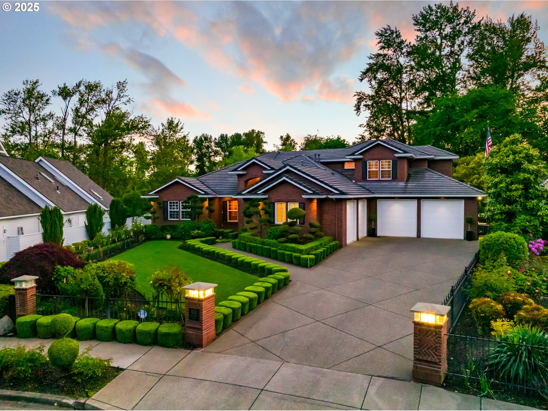 613 SHORELINE WAY