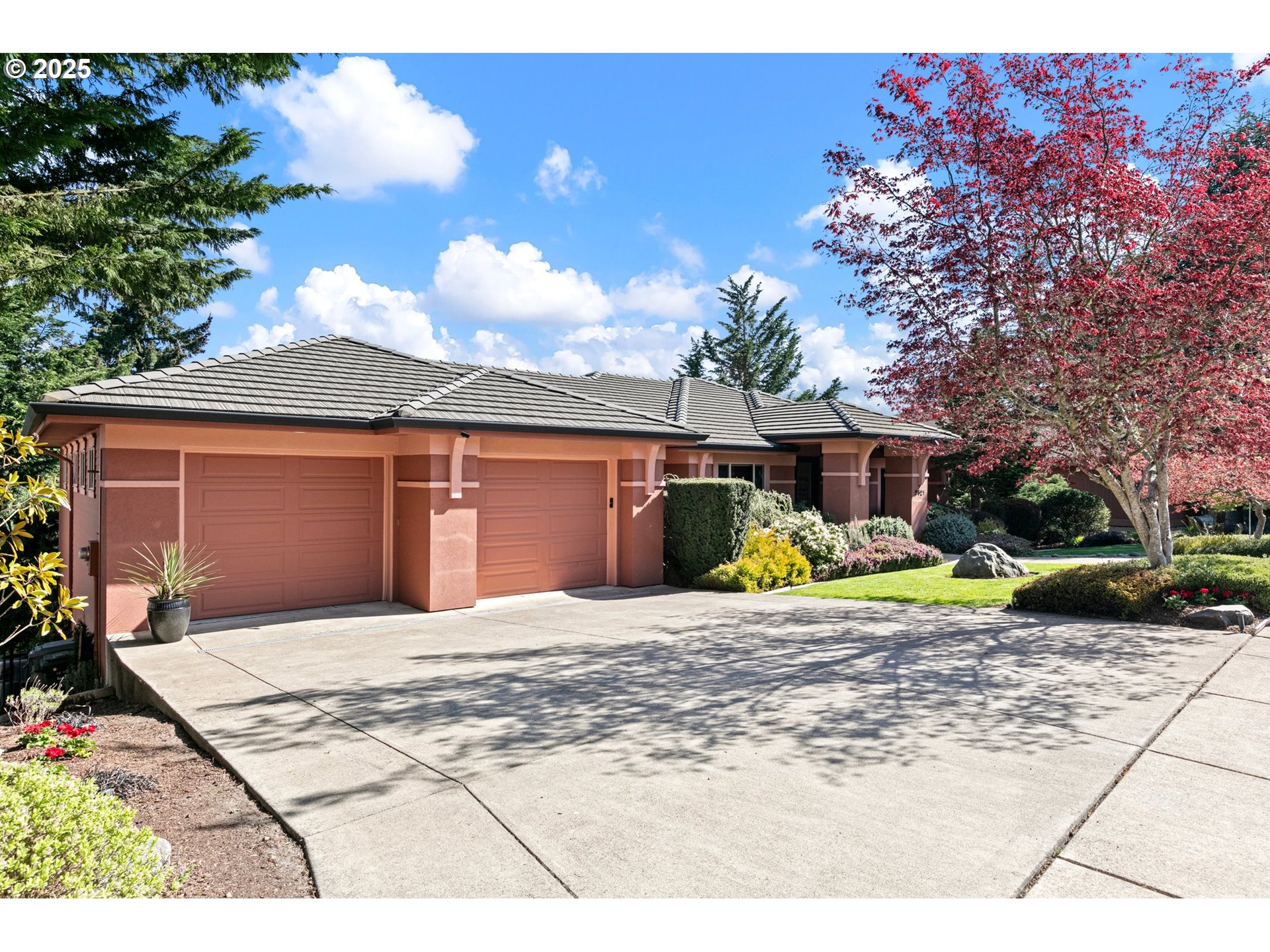 2621 RIDGEMONT DR