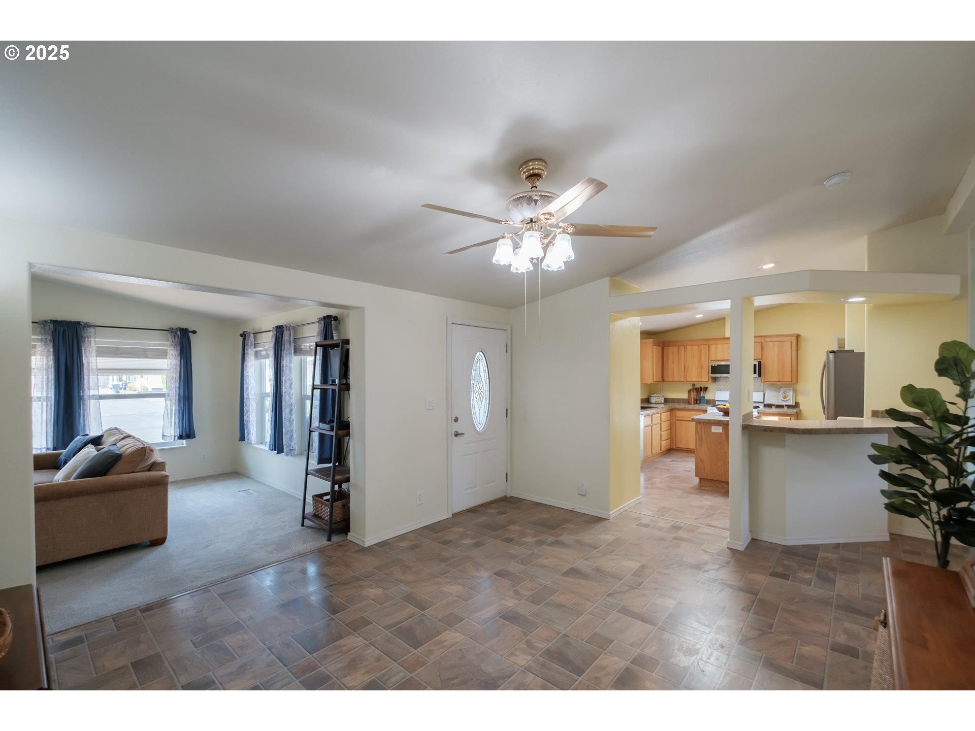 698 ROYALTY CIR