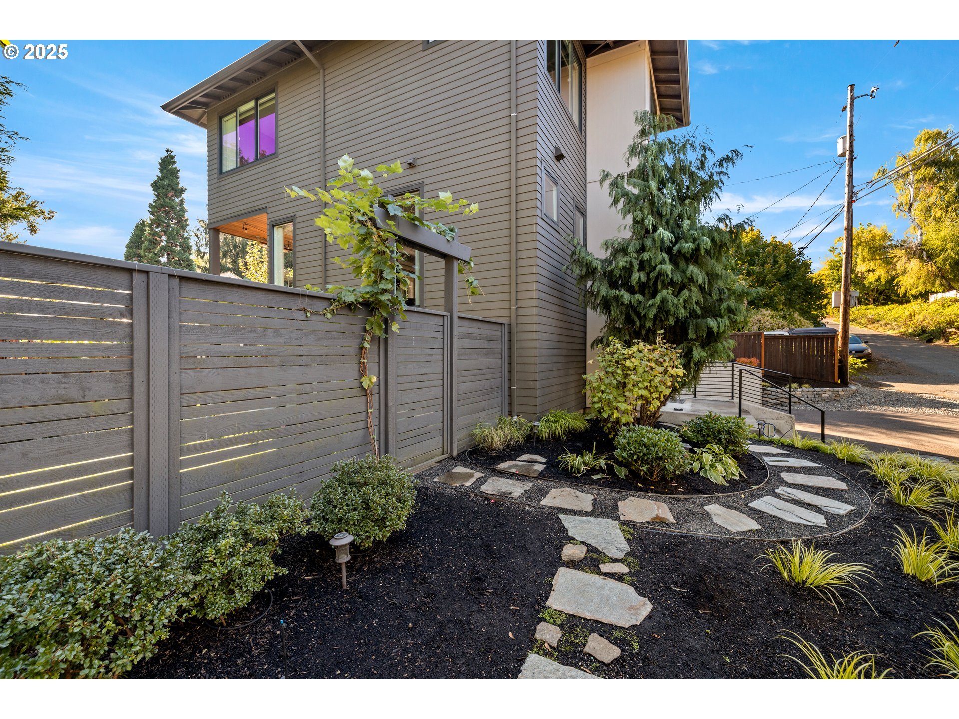 200 SW CARSON ST