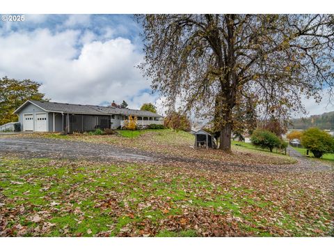 207 NE SPENCER CT Roseburg OR 97470