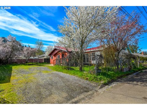 2745 W JAY AVE Roseburg OR 97471