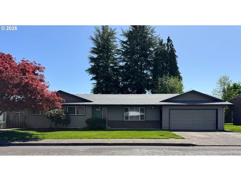 Photo of 914 NE 26th St, McMinnville, OR 97128 (MLS # 171630676)