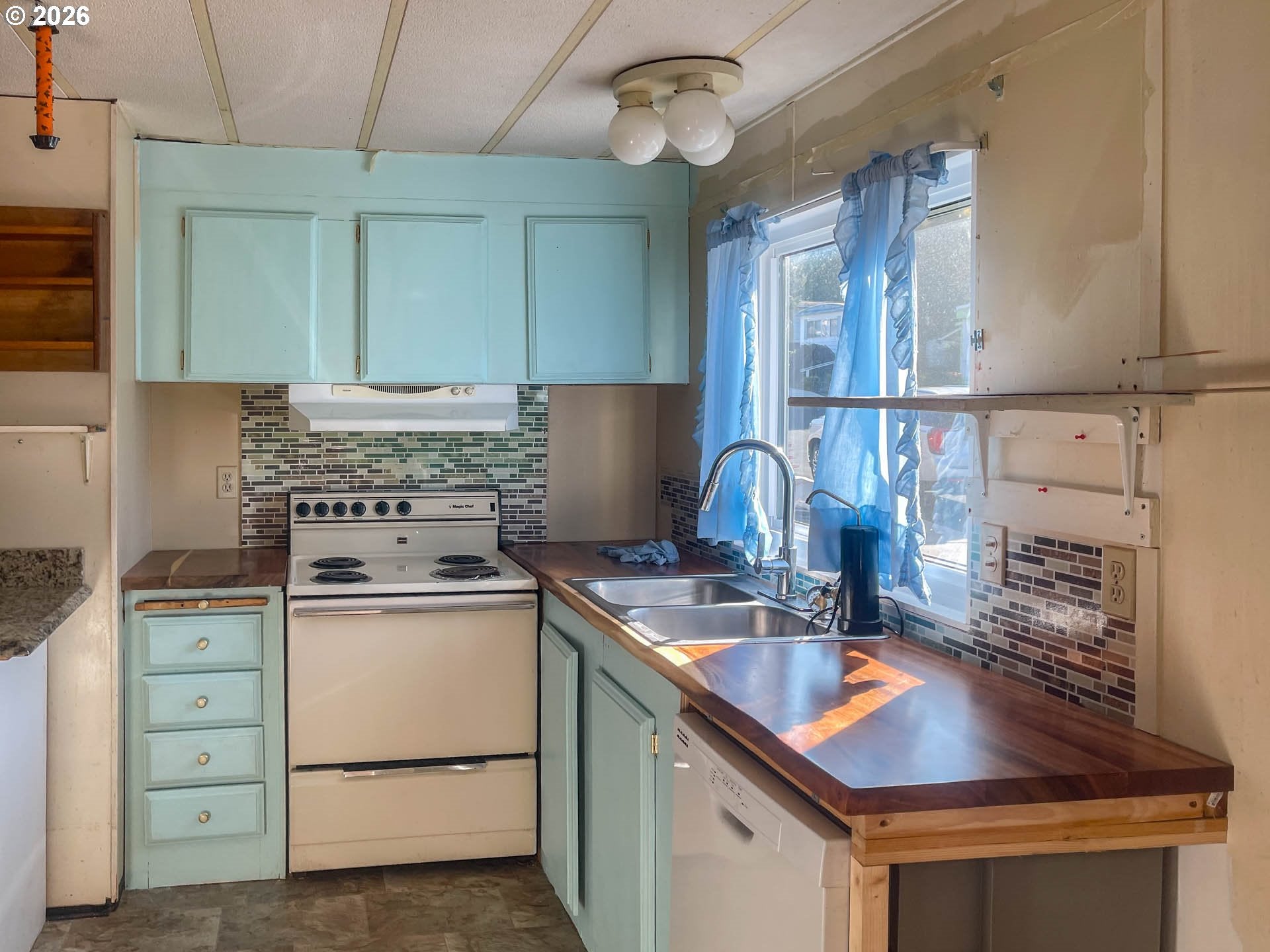 26 NE MARY ANN LN