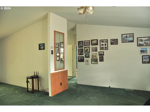 A home in Coos Bay