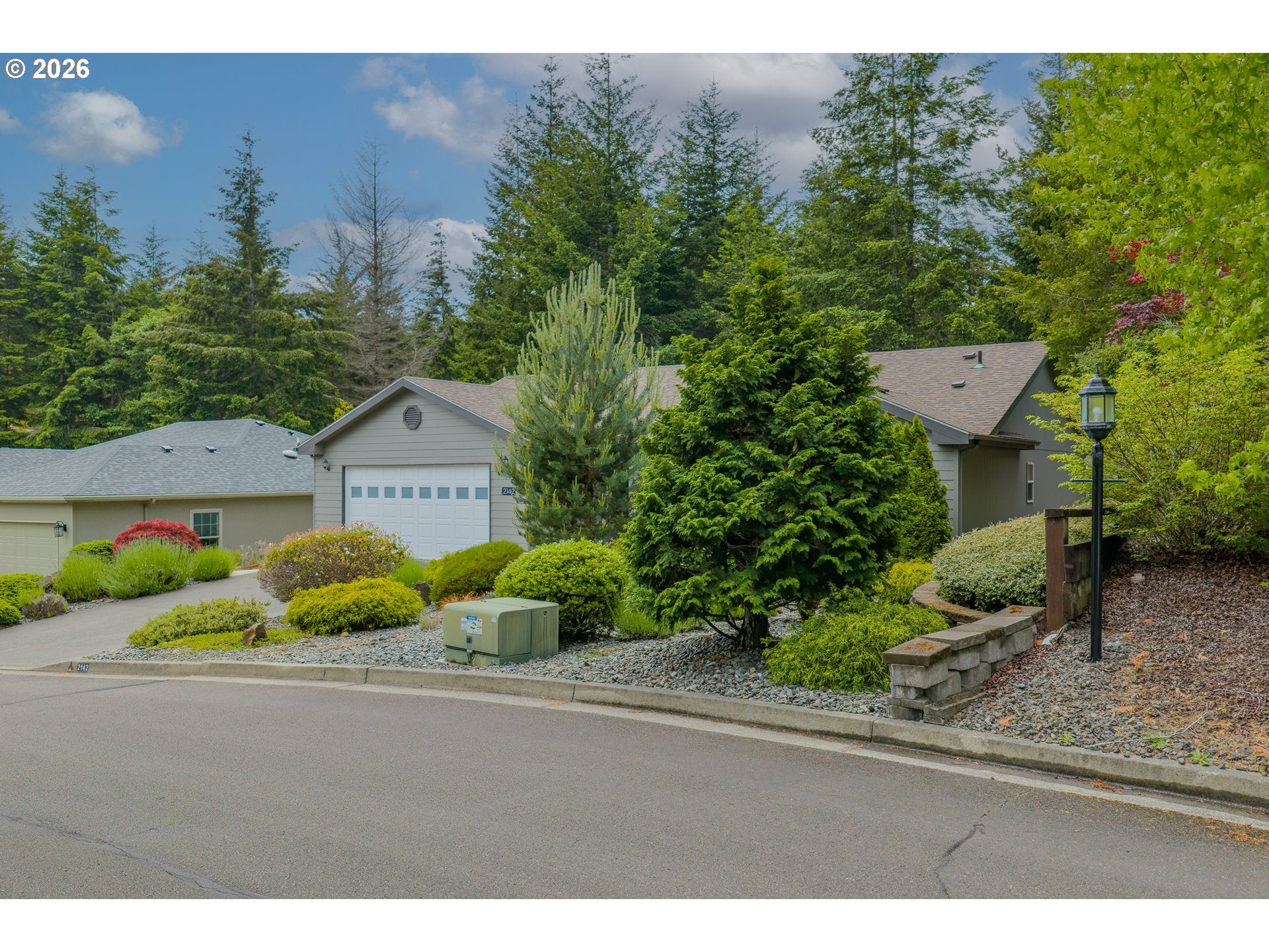2142 LYNNE DR