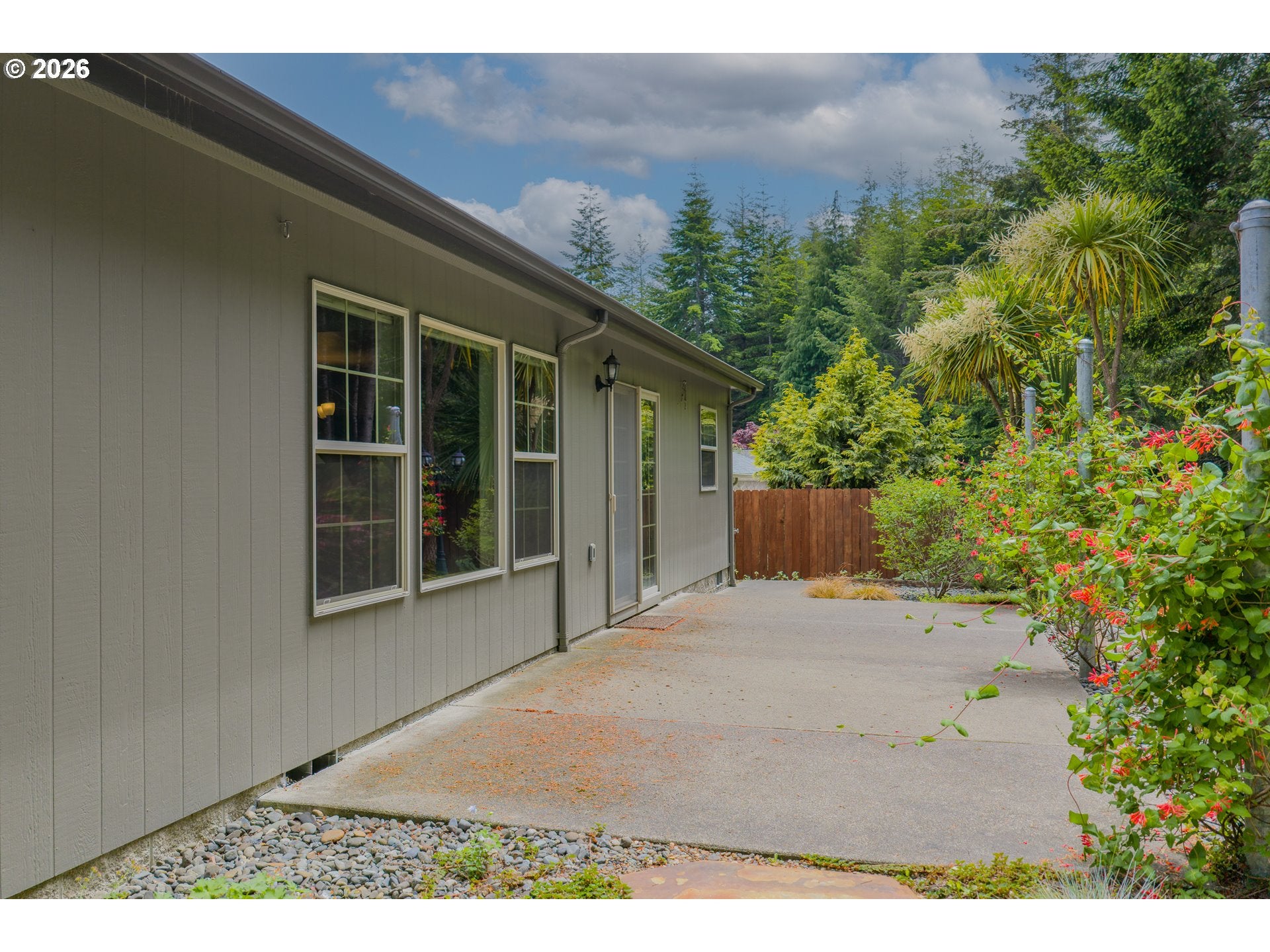 2142 LYNNE DR