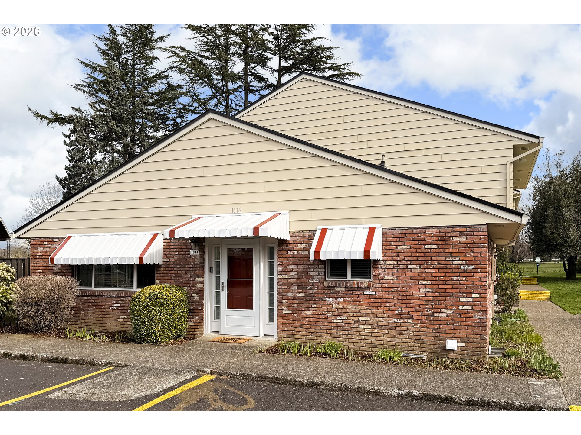Photo 1 of 28 — 1514 NE HOGAN DR, Gresham, OR 97030