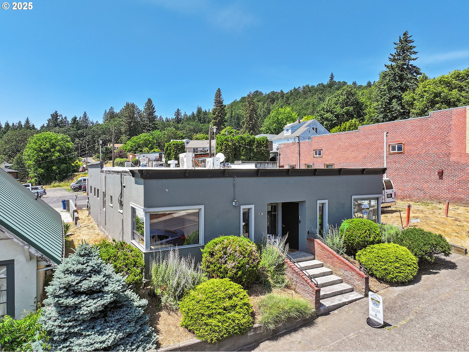 136 N MAIN AVE