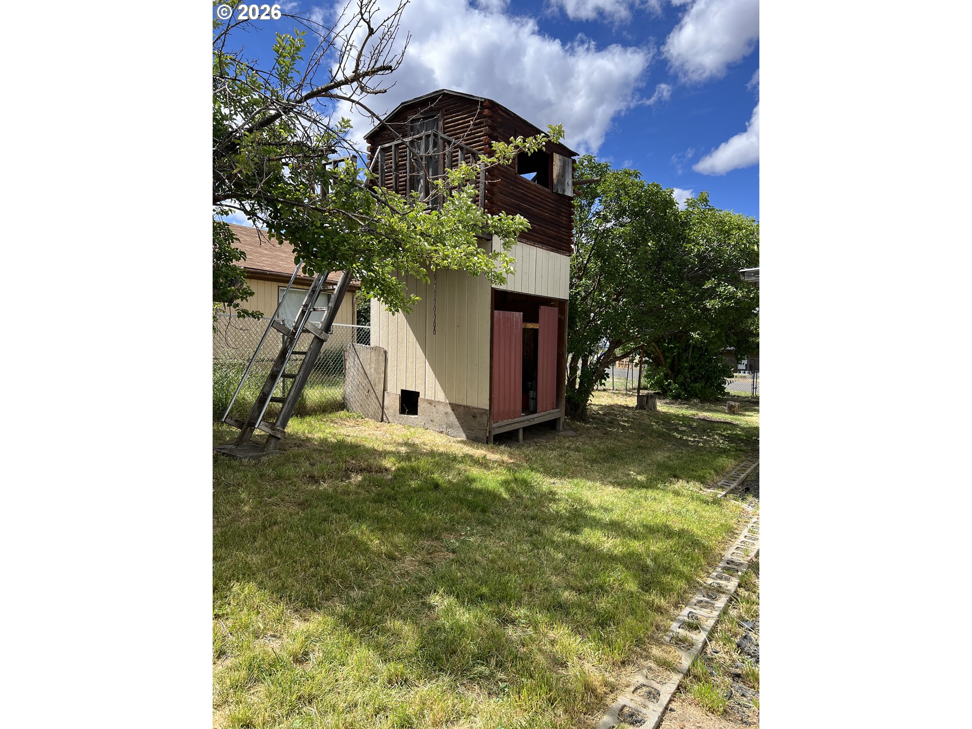 325 W 1st ST