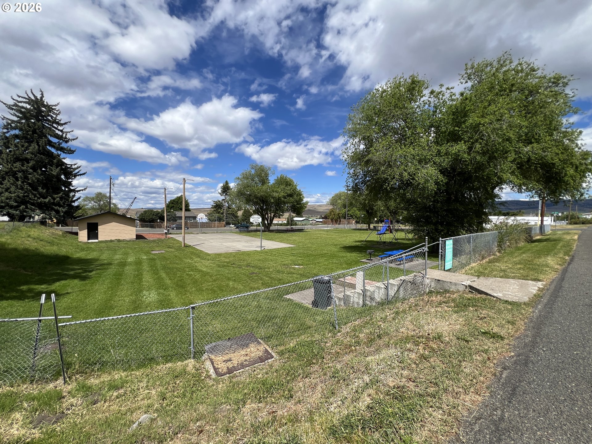325 W 1st ST