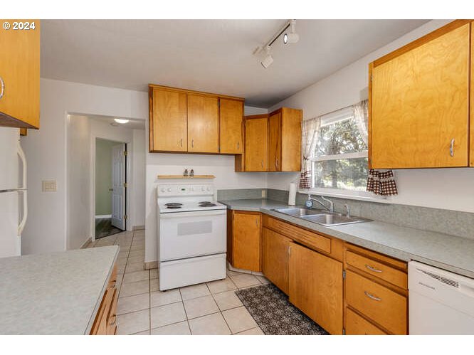 Sheridan, Oregon 97378, United States, 3 Bedrooms Bedrooms, ,2 BathroomsBathrooms,Residential,Pending,85668